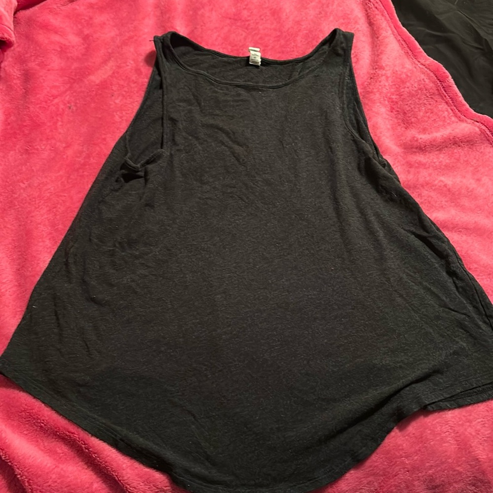 5/$25 Under Armour flowy tank with back split to allow air flow and flowy
